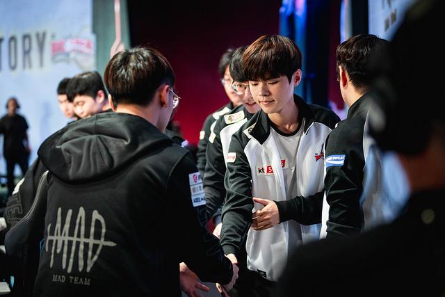 EG碾压C9，Deft极限生还后反打顶尖较量2025世界赛，让粉丝疯狂欢呼的简单介绍