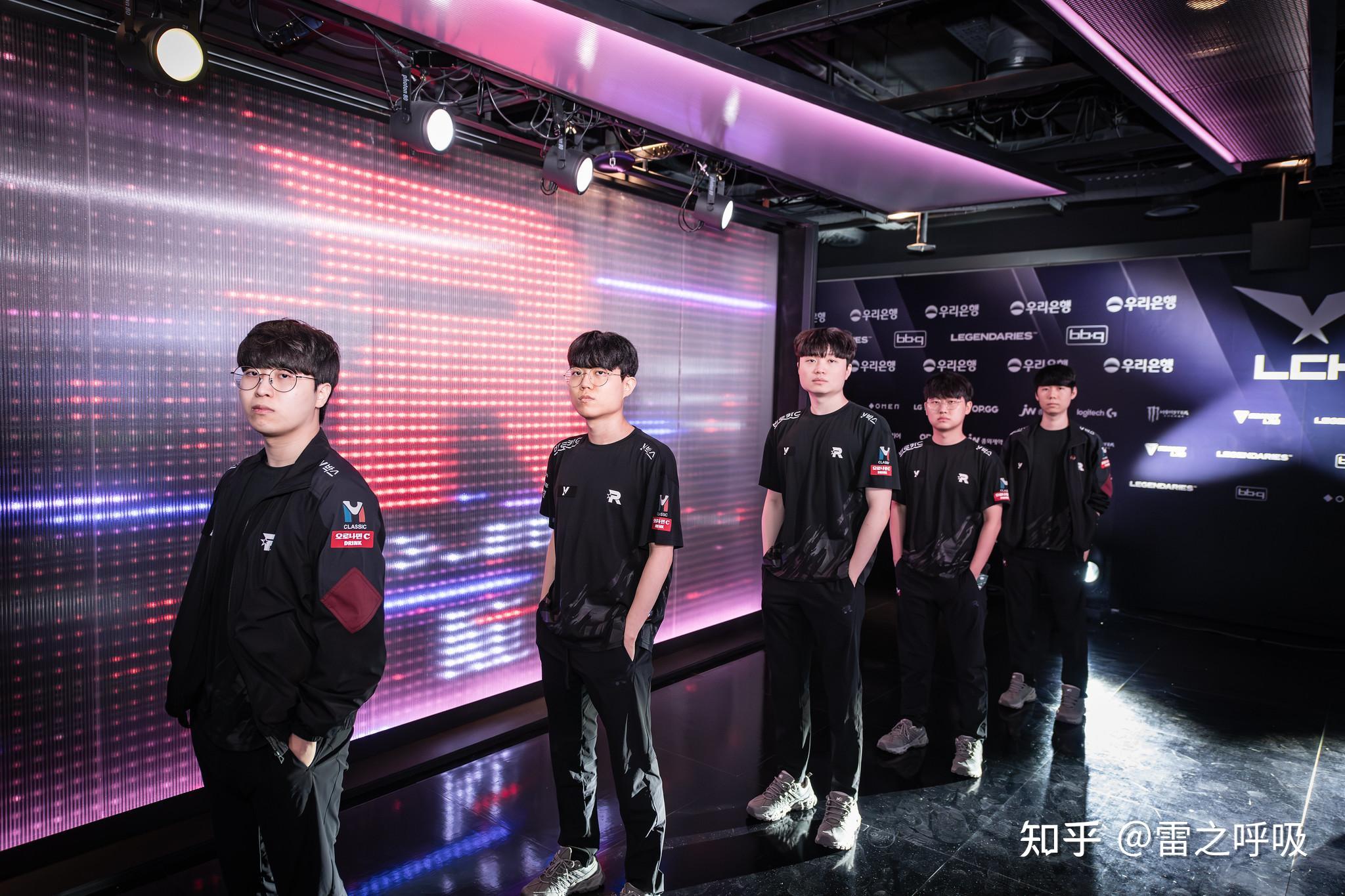 开云体育在线-IG横扫EDG，Knight线上压制力十足宿敌对决小组赛，让粉丝疯狂欢呼