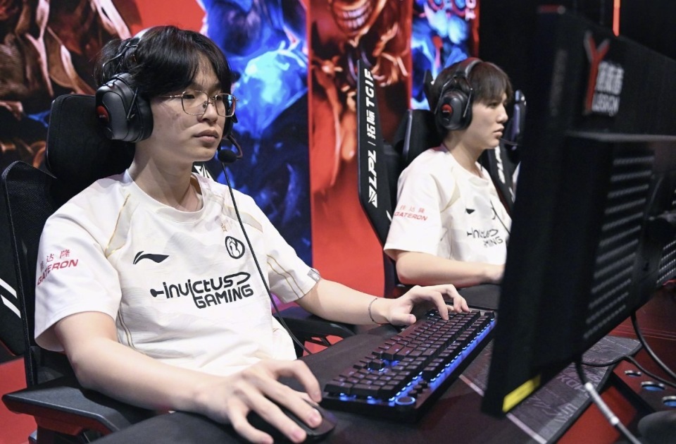 IG横扫EDG，Knight线上压制力十足宿敌对决小组赛，让粉丝疯狂欢呼